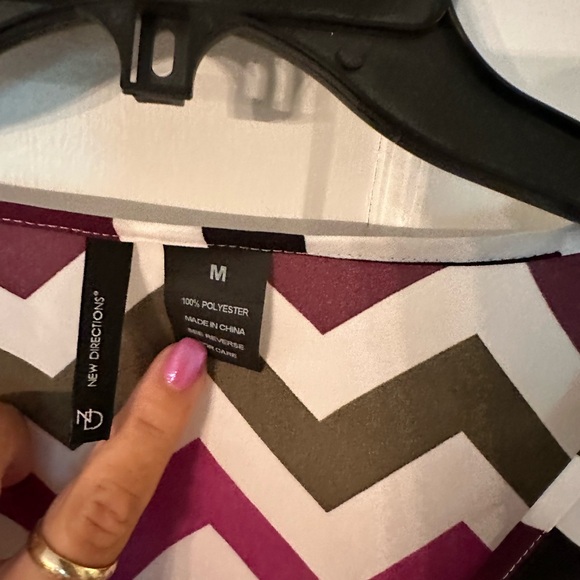 New directions brown, burgundy & tan chevron ladies blouse. Medium.Short sleeves - Picture 4 of 4